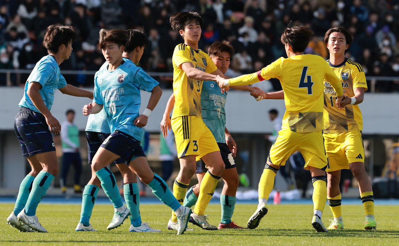 金沢学院大付対鹿島学園　後半、CKでトルメンタをみせる鹿島学園。右から渡部、斉藤、中川（撮影・野上伸悟）