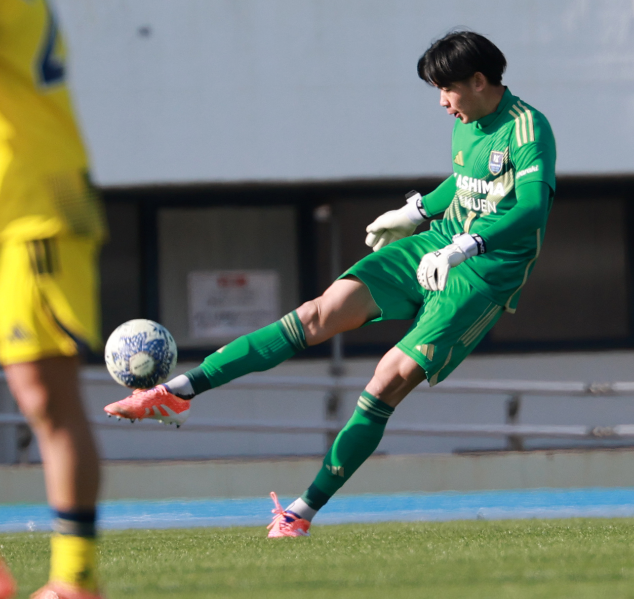金沢学院大付対鹿島学園　後半、キックする鹿島学園GKプムラピー（撮影・野上伸悟）