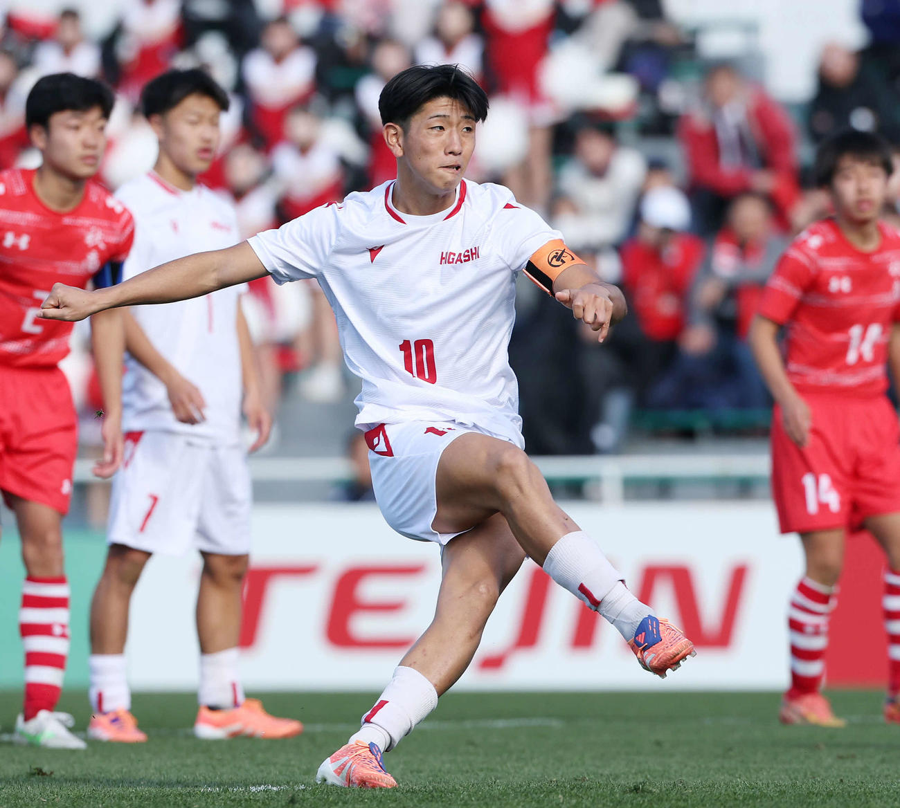 Nike ナイキ　サッカー　高校　東福岡　ハーフパンツ 赤 白セット　選抜 高校サッカー】前回大会4強の東福岡が大勝発進 主将のMF斉藤がハット