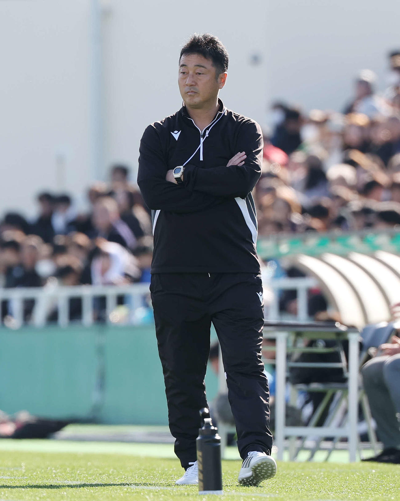 東福岡対秋田商　前半、戦況を見つめる東福岡・平岡監督（撮影・宮地輝）