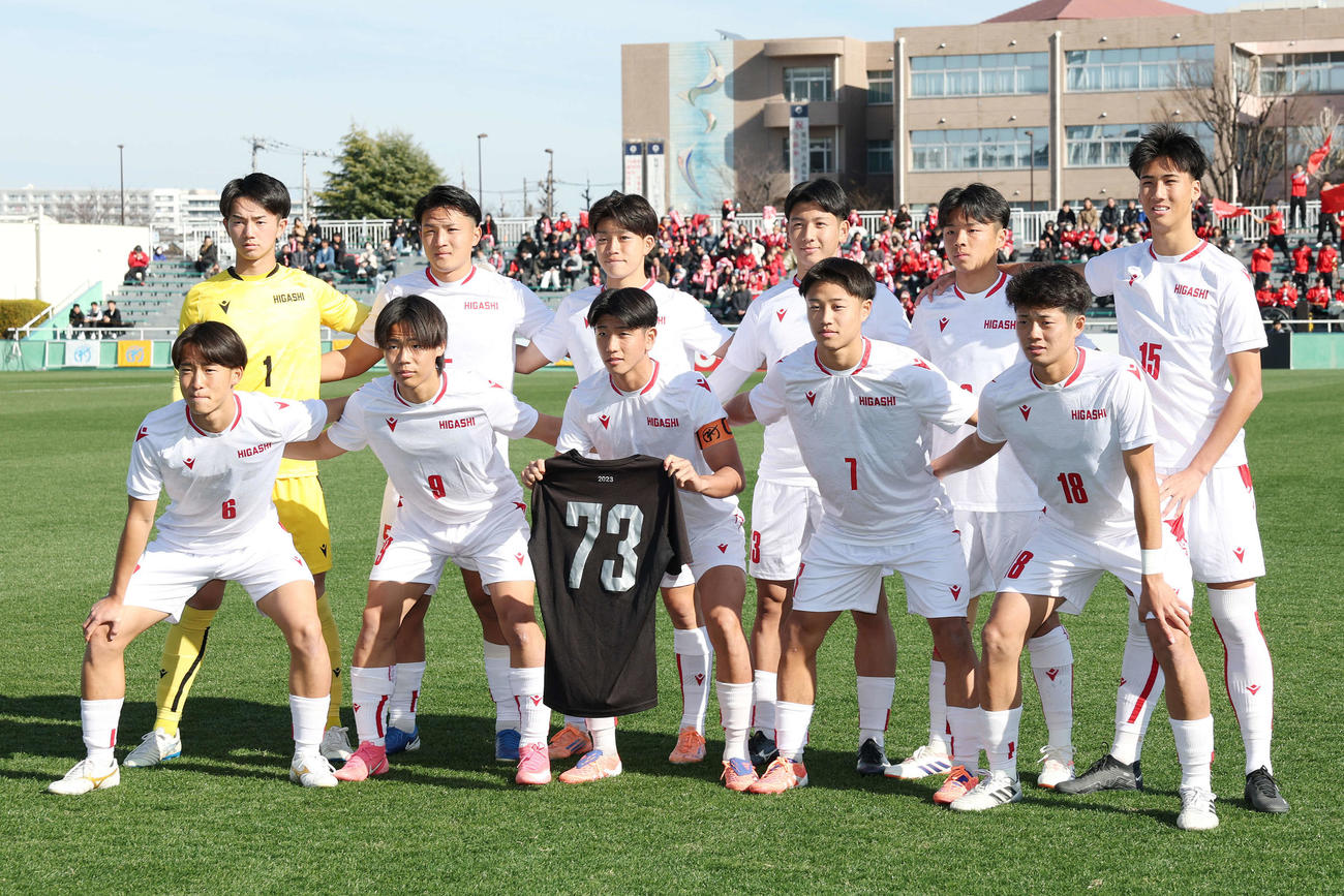 東福岡対秋田商　試合前、集合写真に納まる東福岡のスタメン（撮影・宮地輝）