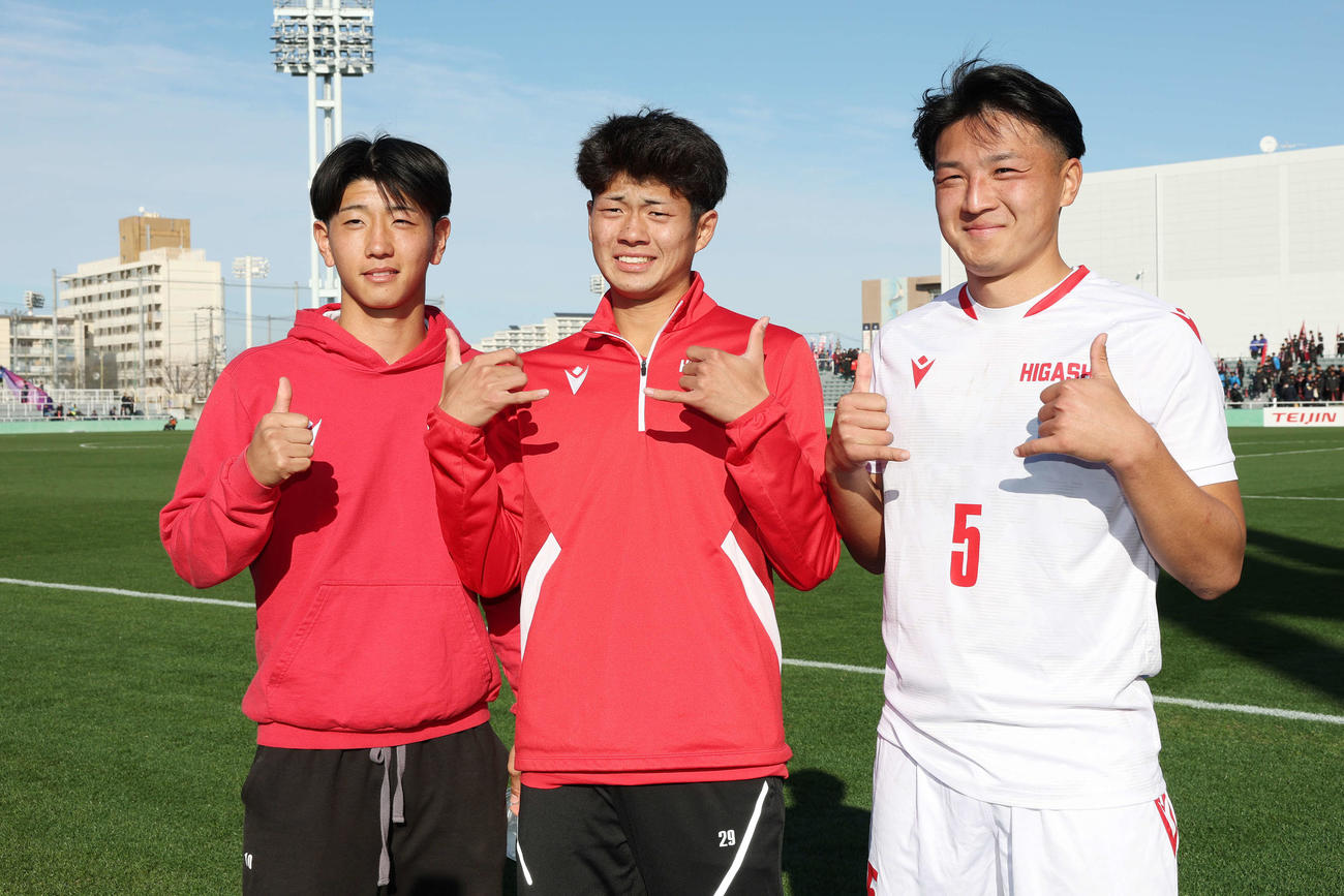 東福岡対秋田商　勝利しポーズをとる東福岡・斉藤（左）、司城（中央）、細野（撮影・宮地輝）