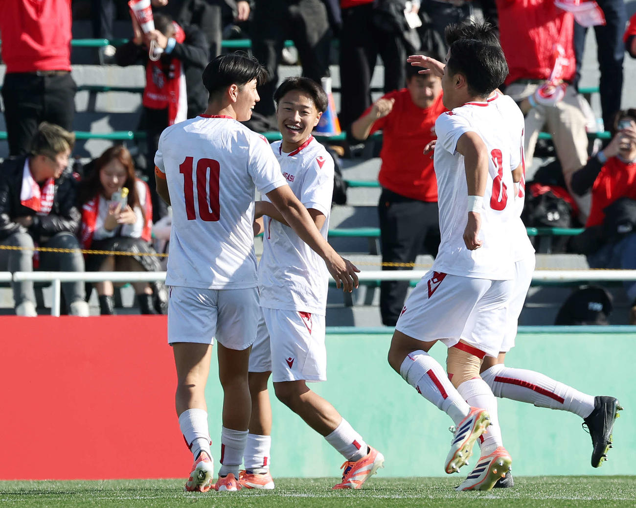 東福岡対秋田商　前半、ゴールを決めチームメートと喜ぶ東福岡・斉藤（左）（撮影・宮地輝）