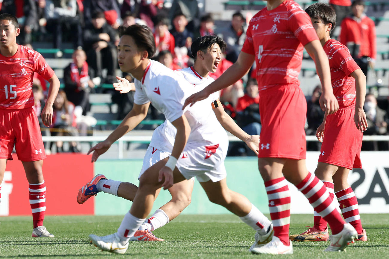東福岡対秋田商　前半、ゴールを決めた東福岡・斉藤（撮影・宮地輝）