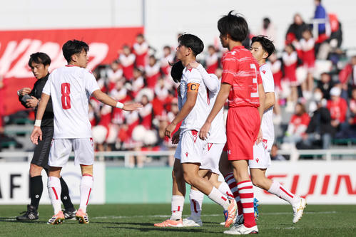 高校サッカー】前回大会4強の東福岡が大勝発進 主将のMF斉藤がハット