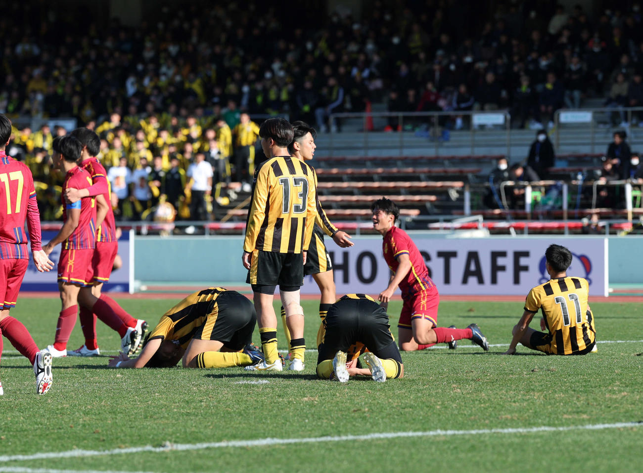 前橋育英対神戸弘陵　試合が終了し崩れ落ちる前橋育英イレブン（撮影・増田悦実）