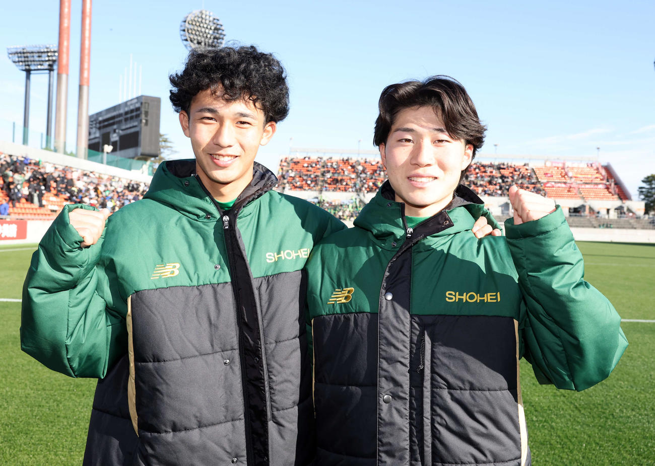 昌平対高知　ゴールを決めた昌平・長（右）と山口は笑顔でガッツポーズ（撮影・浅見桂子）