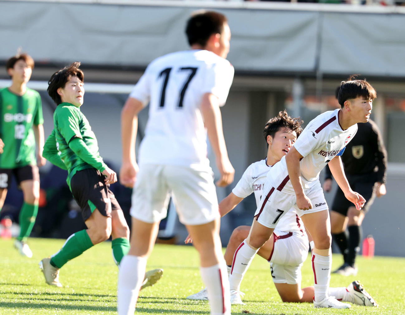 昌平対高知　後半、チーム4点目のゴールを決める昌平・長（左）（撮影・浅見桂子）