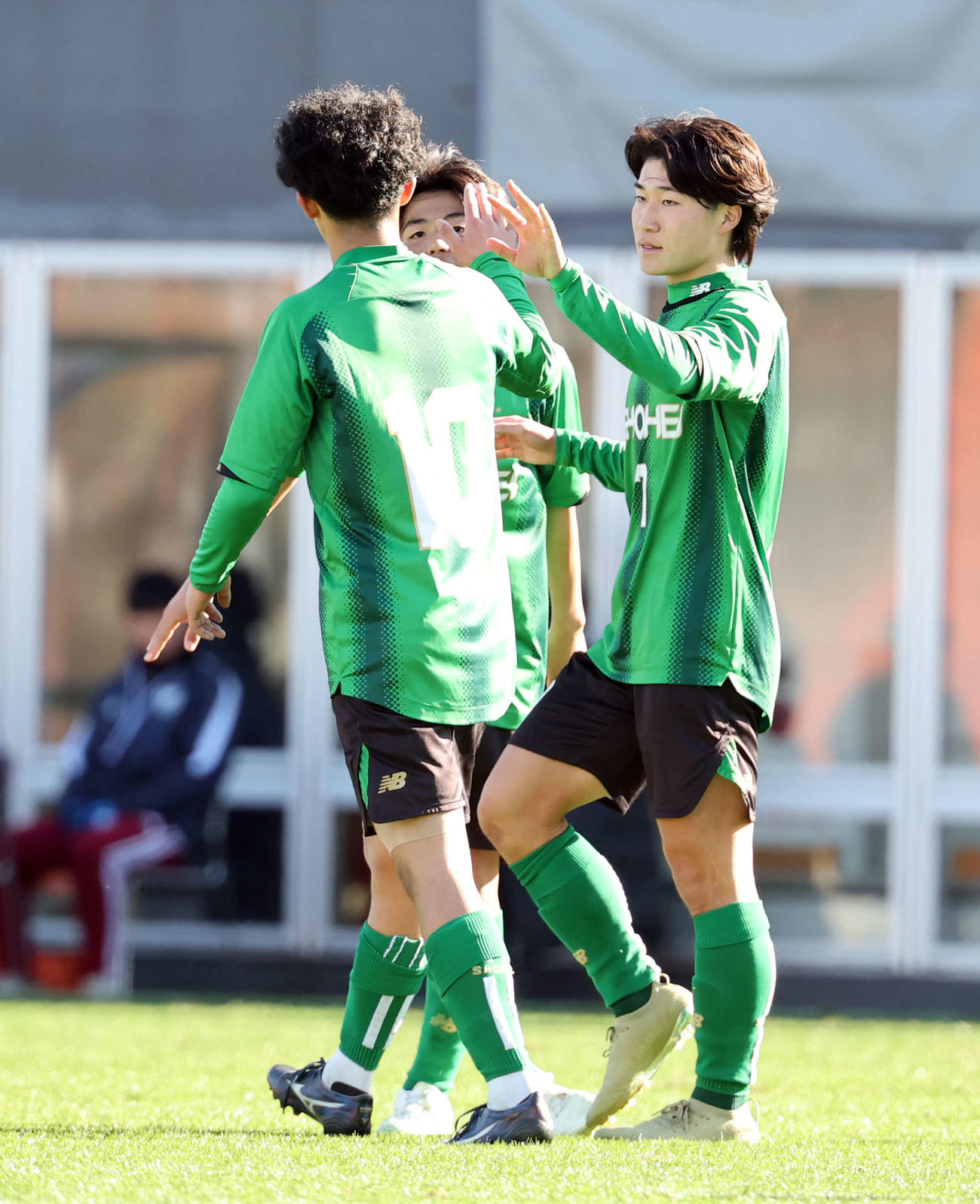 昌平対高知　後半、チーム4点目のゴールを決めた昌平・長（右）は山口とハイタッチ（撮影・浅見桂子）