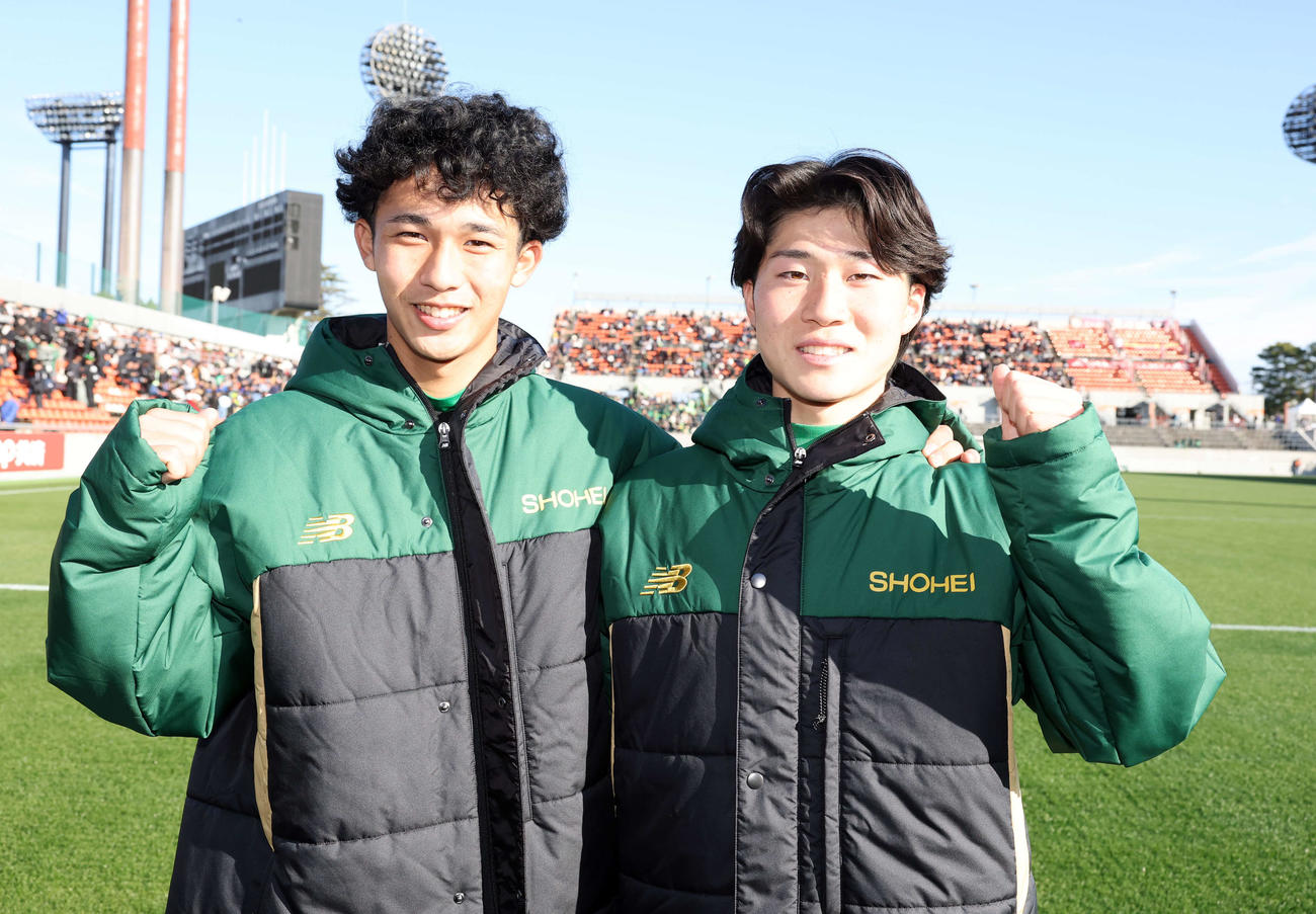 昌平対高知　ゴールを決めた昌平・長（右）と山口は笑顔でガッツポーズ（撮影・浅見桂子）