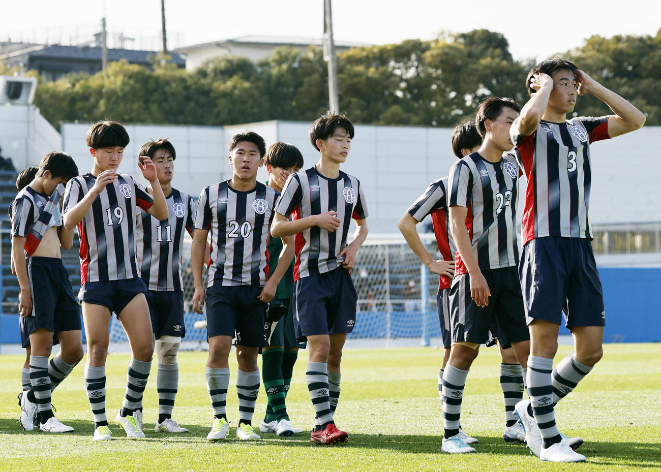 東海学園対神村学園　神村学園に敗れ、肩を落とす東海学園イレブン（共同）