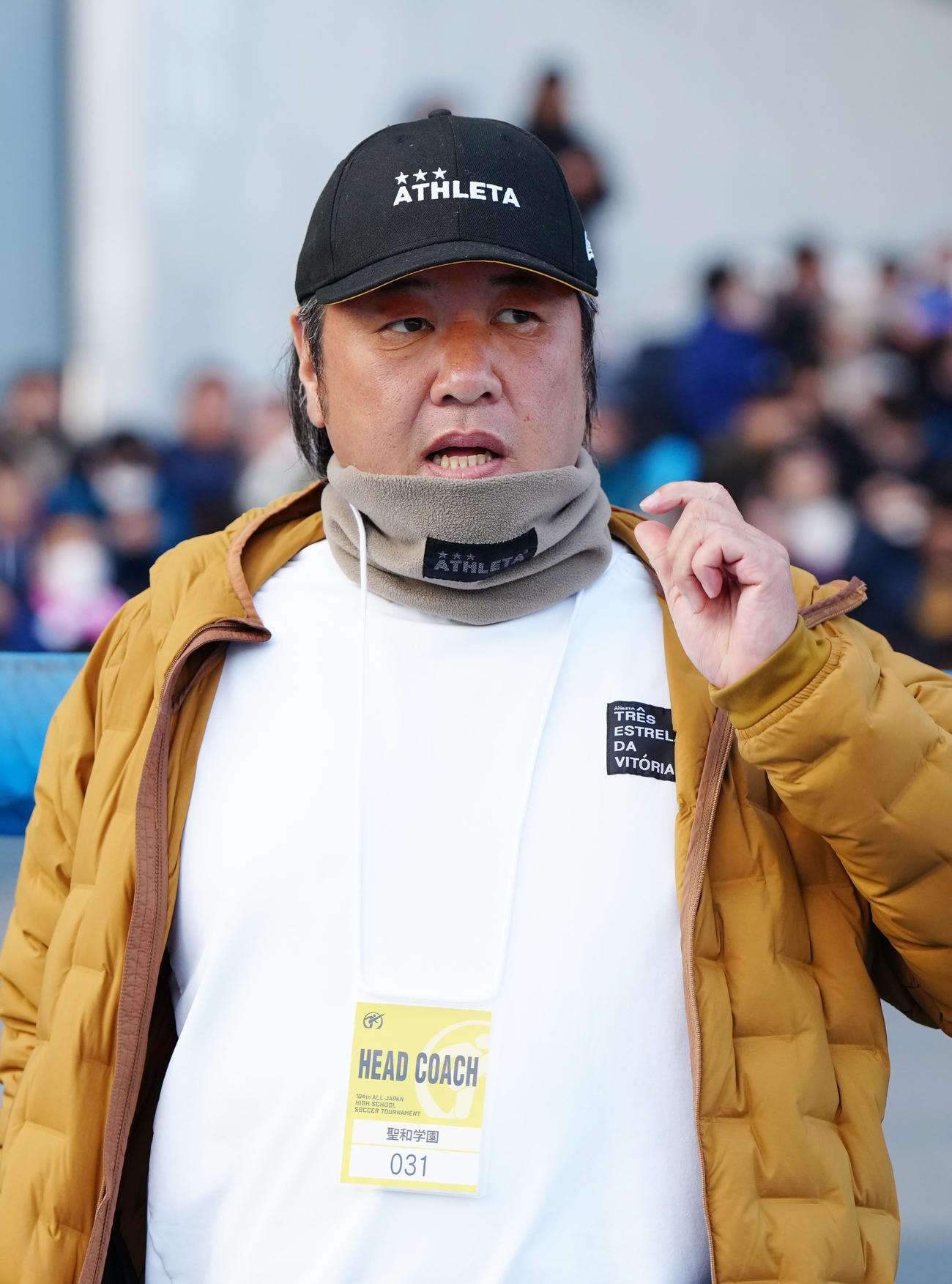 聖和学園対徳島市立　試合前、ベンチ前に立つ聖和学園・加見監督（撮影・江口和貴）