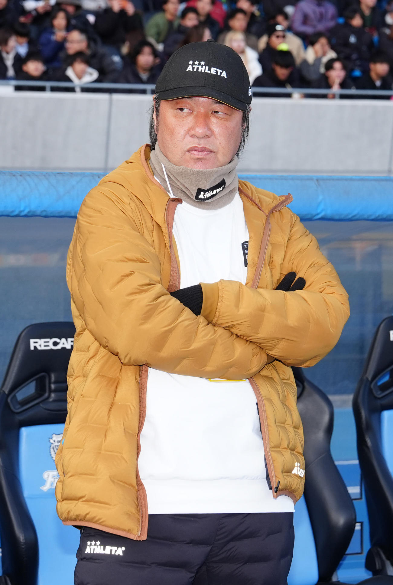 聖和学園対徳島市立　試合前、ベンチ前に立つ聖和学園・加見監督（撮影・江口和貴）