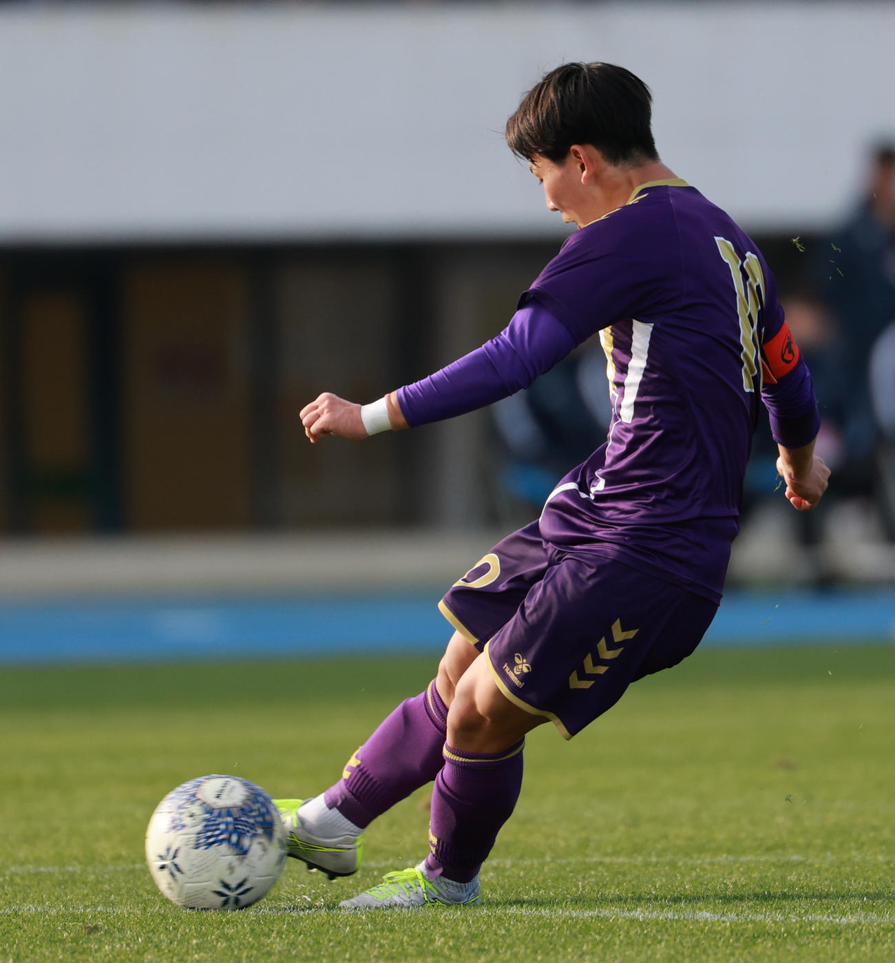 堀越対宇治山田商　前半、FKで先制ゴールを決める堀越・三鴨（撮影・野上伸悟）