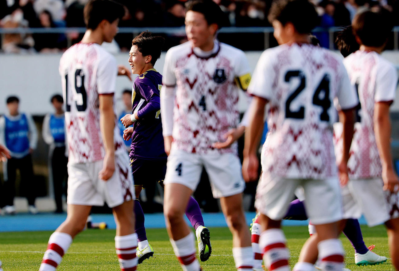 堀越対宇治山田商　前半、FKで先制ゴールを決め喜ぶ堀越・三鴨（撮影・野上伸悟）
