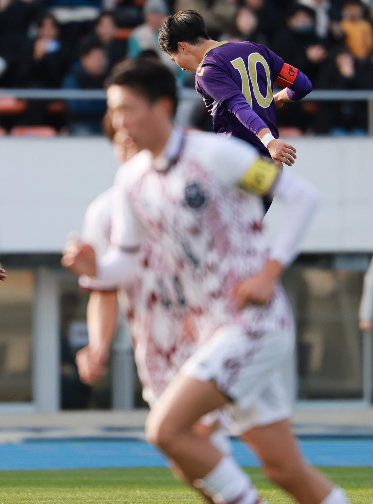 堀越対宇治山田商　前半、FKで先制ゴールを決め喜ぶ堀越・三鴨（撮影・野上伸悟）