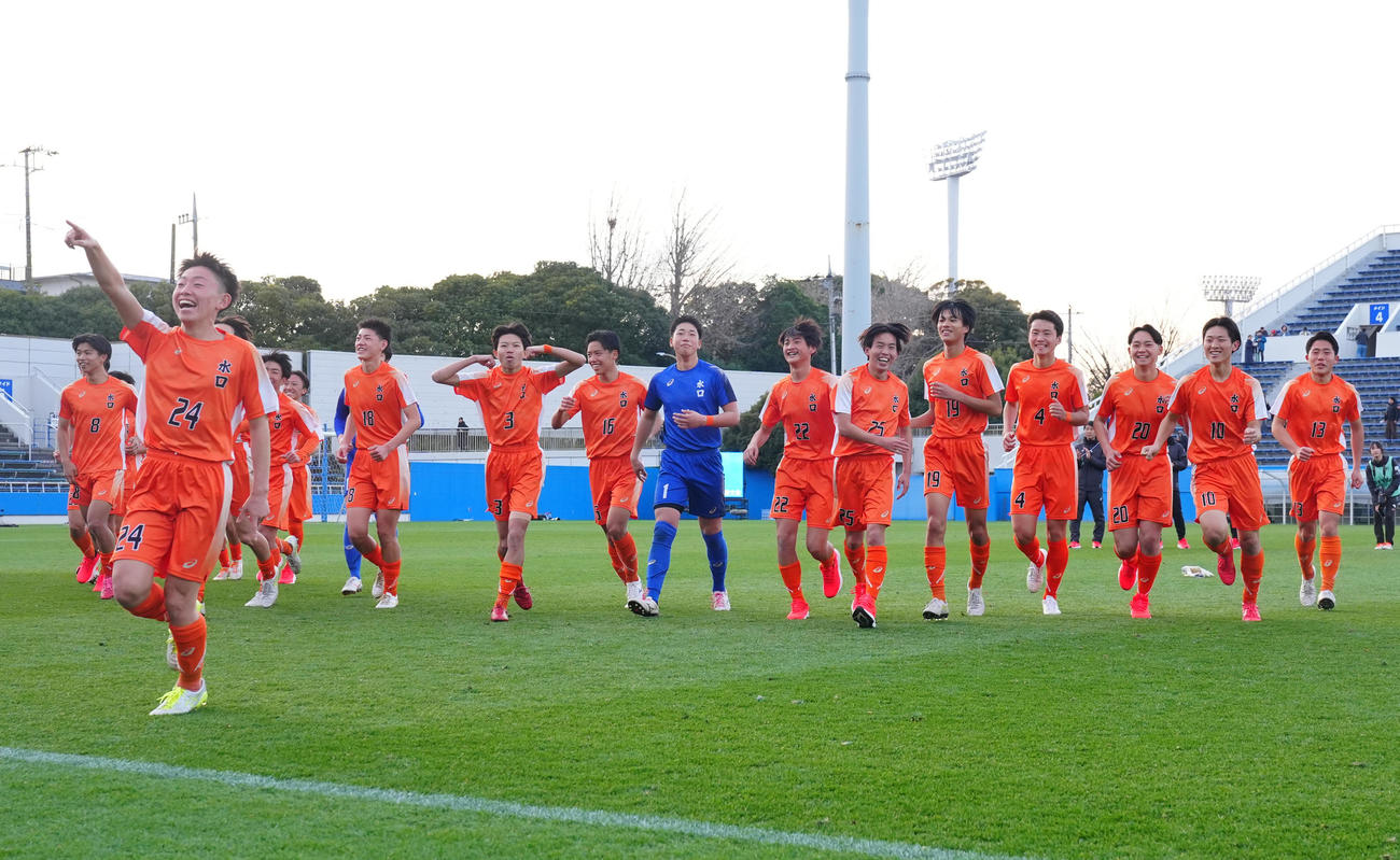 広島皆実対水口　広島皆実に勝利し応援団と盛り上がる水口の選手たち（撮影・垰建太）