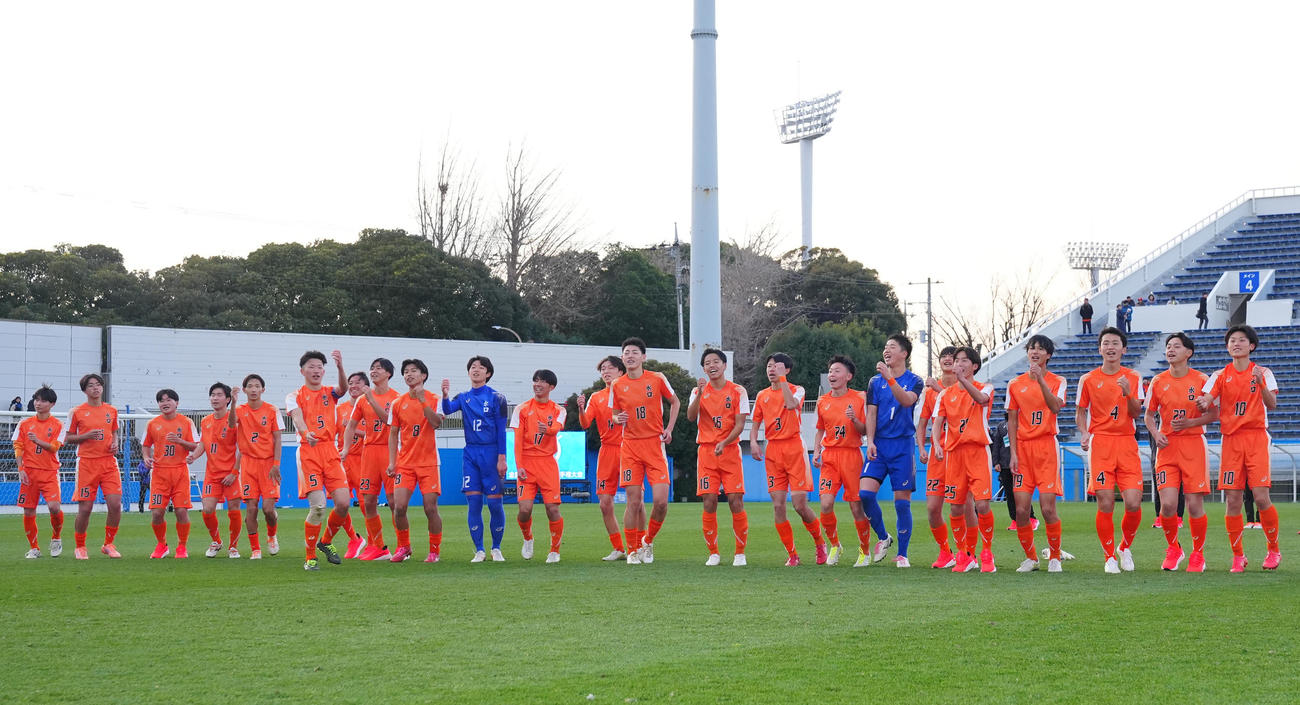 広島皆実対水口　広島皆実に勝利し応援団と盛り上がる水口の選手たち（撮影・垰建太）