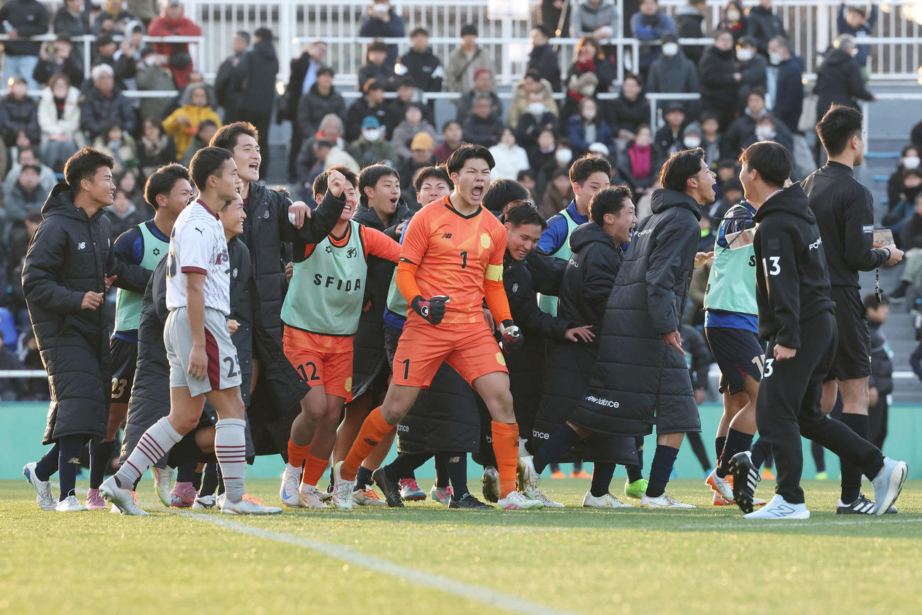 興国対浜松開誠館　PK戦を制し雄たけびを上げる興国・GK岩瀬（中央）ら（撮影・宮地輝）