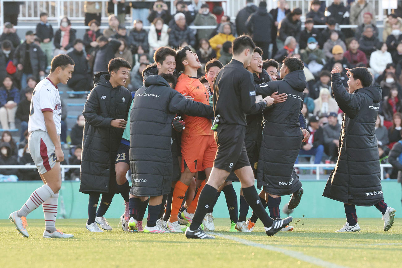 興国対浜松開誠館　PK戦を制し雄たけびを上げる興国・GK岩瀬（中央）ら（撮影・宮地輝）