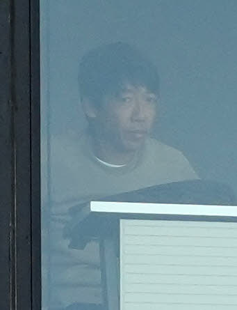 岡山学芸館対日大藤沢　観戦する日大藤沢・中村の父憲剛さん（撮影・江口和貴）