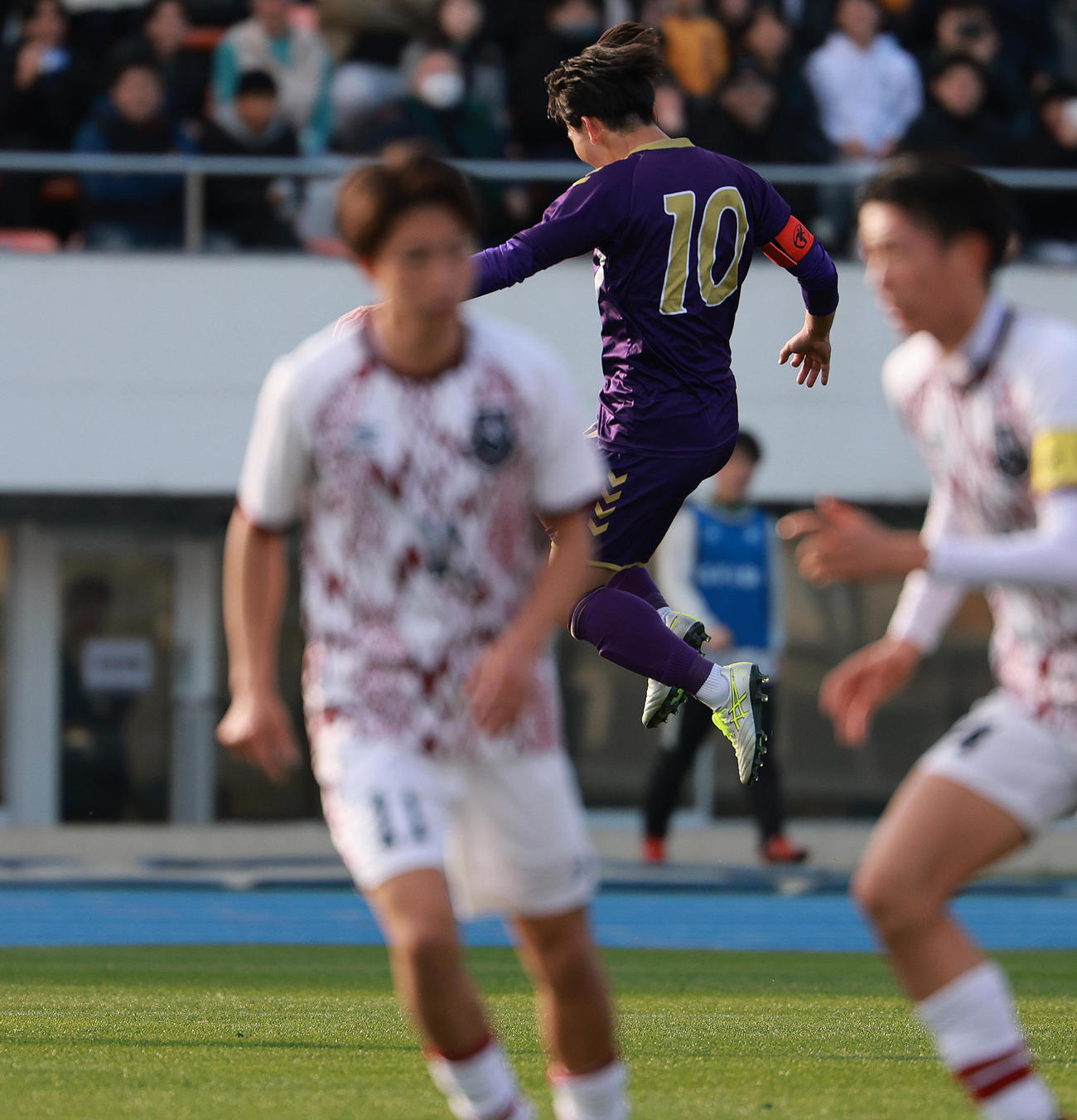 堀越対宇治山田商　前半、FKで先制ゴールを決め喜ぶ堀越・三鴨（撮影・野上伸悟）