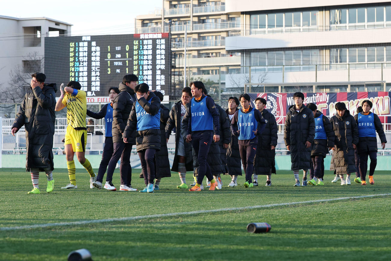 興国対浜松開誠館　PK戦で敗れ涙を流す浜松開誠館の選手たち（撮影・宮地輝）