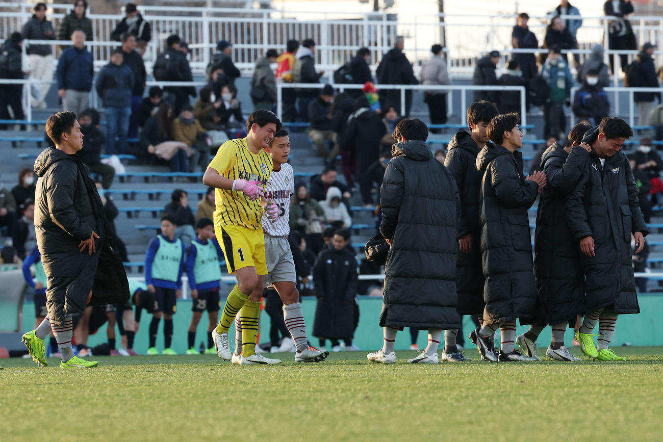 興国対浜松開誠館　PK戦で敗れ涙を流す浜松開誠館・GK吉田（左から2人目）ら（撮影・宮地輝）