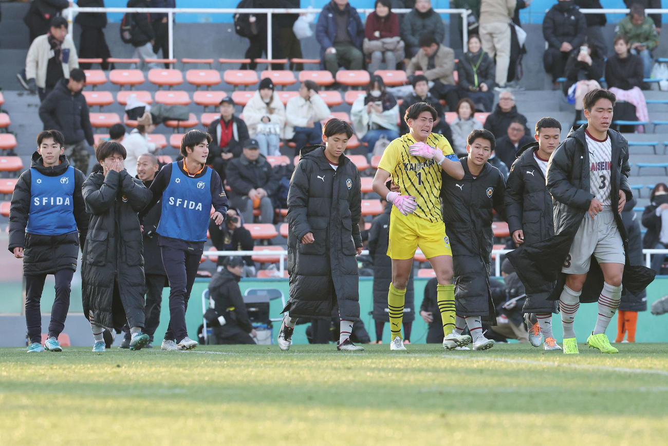 興国対浜松開誠館　PK戦で敗れ涙を流す浜松開誠館の選手たち（撮影・宮地輝）