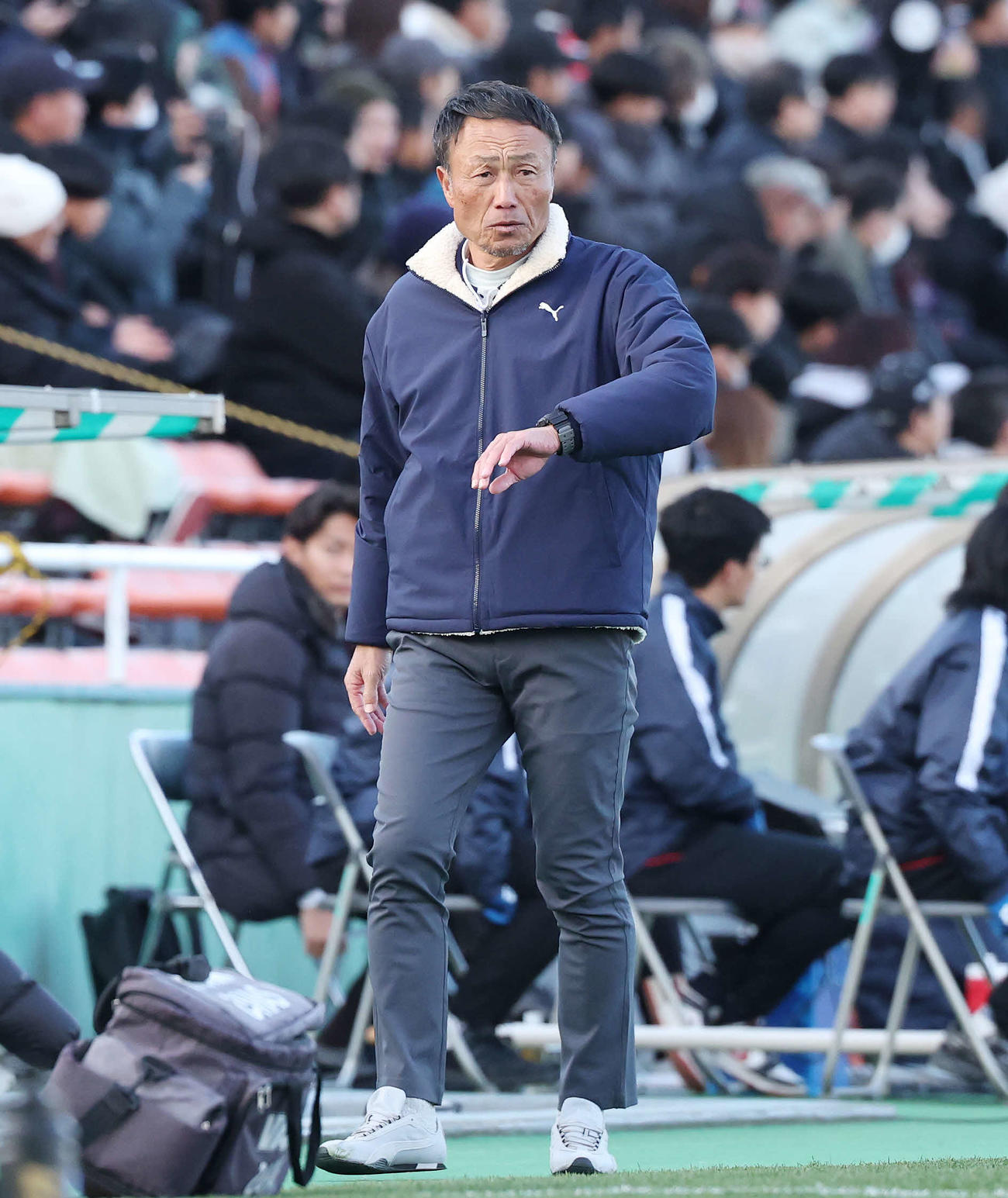 興国対浜松開誠館　後半、戦況を見つめる浜松開誠館・青嶋監督（撮影・宮地輝）