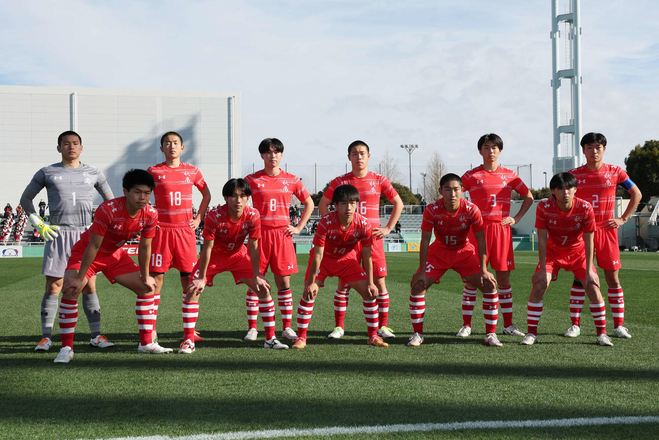 東福岡対秋田商　試合前、集合写真に納まる秋田商のスタメン（撮影・宮地輝）