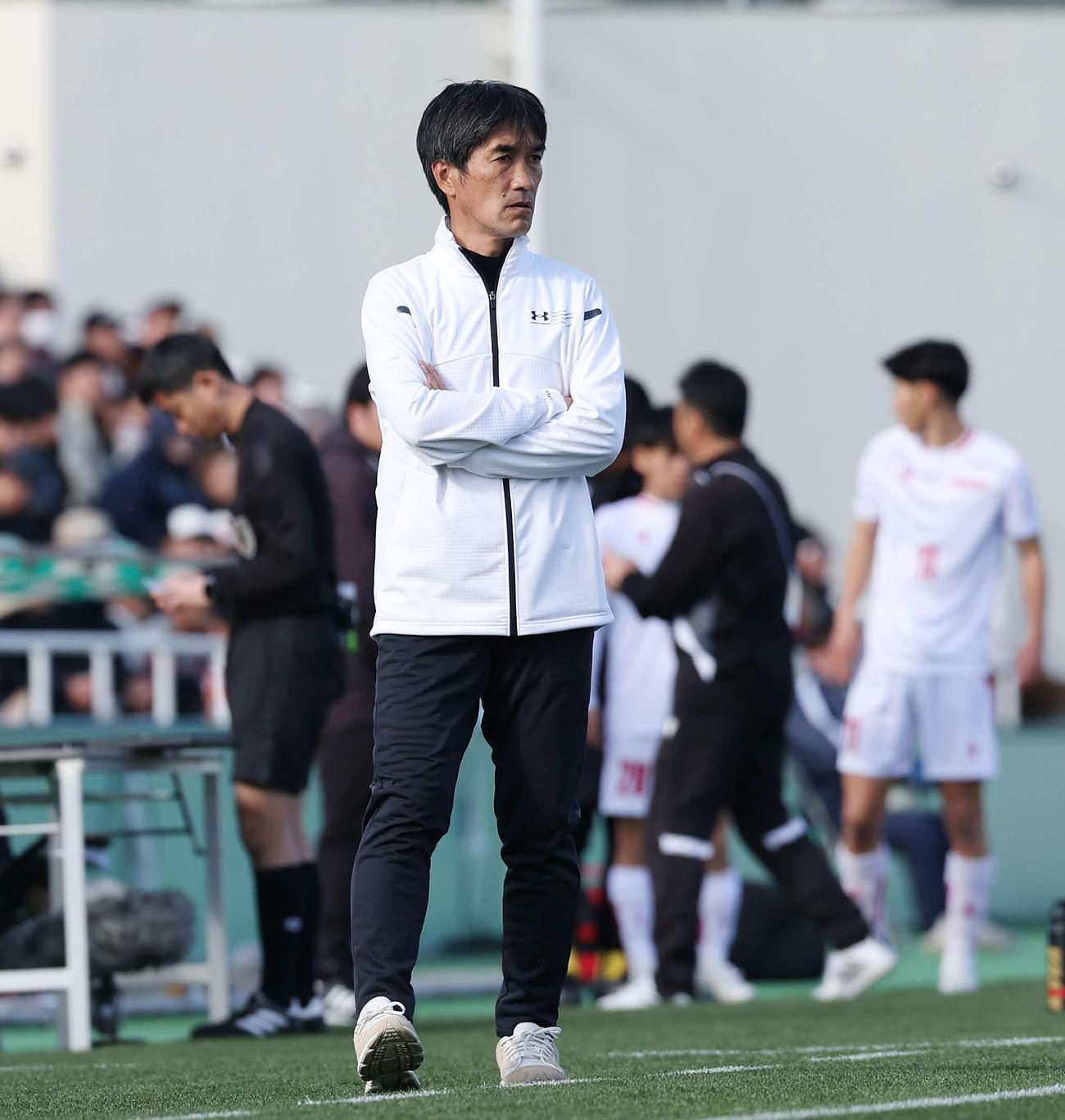 東福岡対秋田商　後半、戦況を見つめる秋田商・小林監督（撮影・宮地輝）