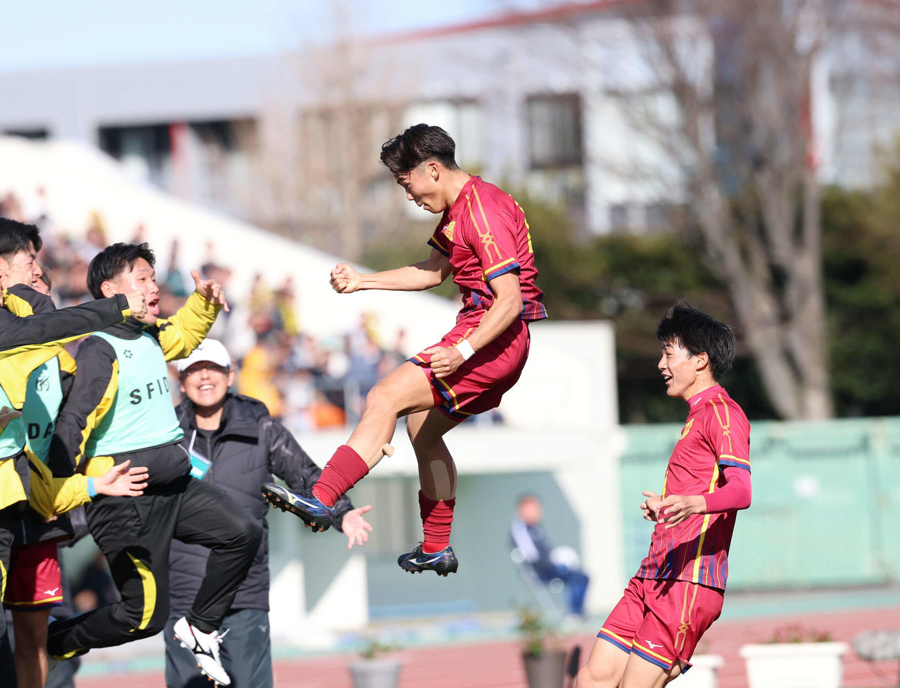 前橋育英対神戸弘陵　前半、2本目のゴールを決めベンチメンバーの元へ飛び込む神戸弘陵・池（撮影・増田悦実）