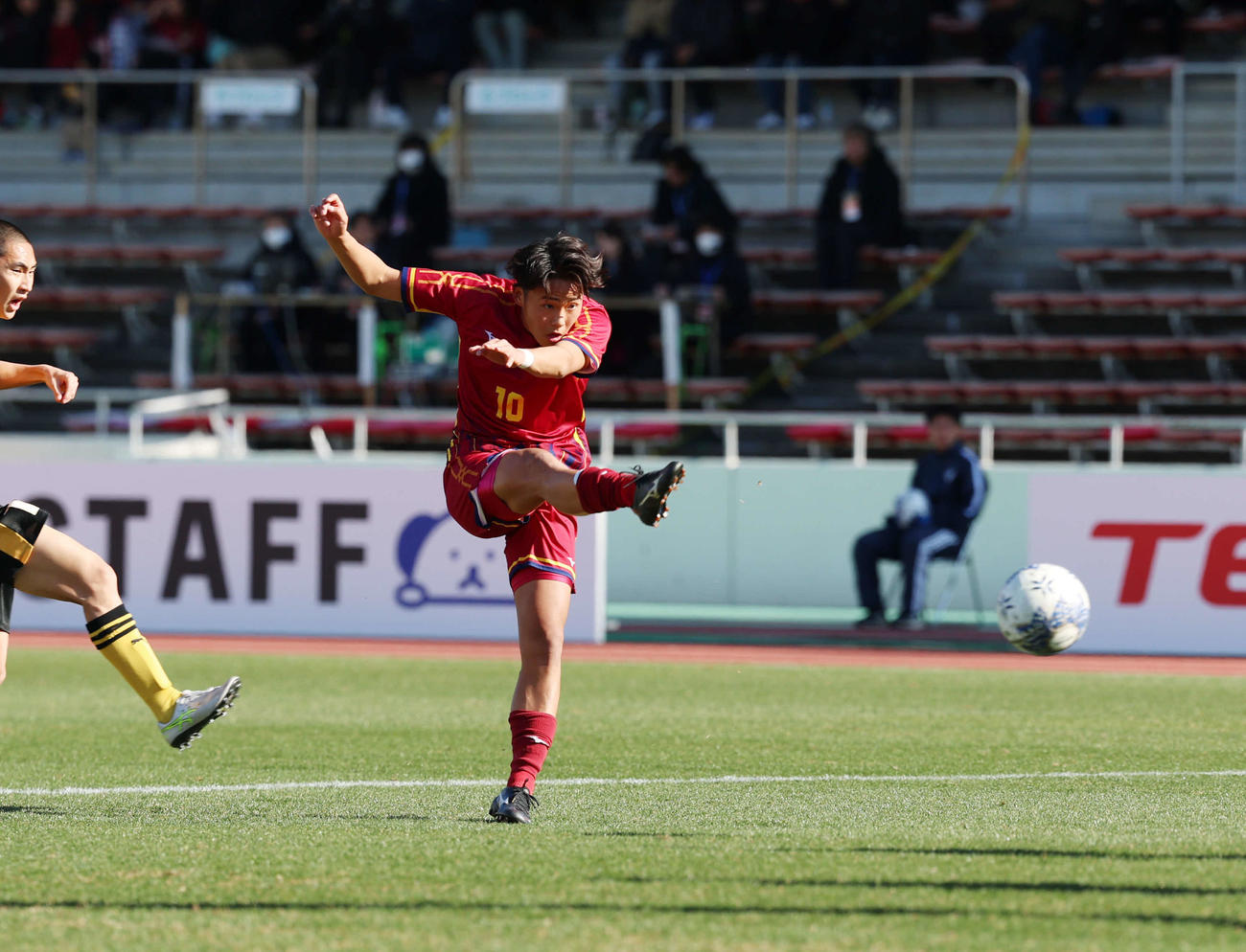 前橋育英対神戸弘陵　前半、先制ゴールを決める神戸弘陵・池（撮影・増田悦実）