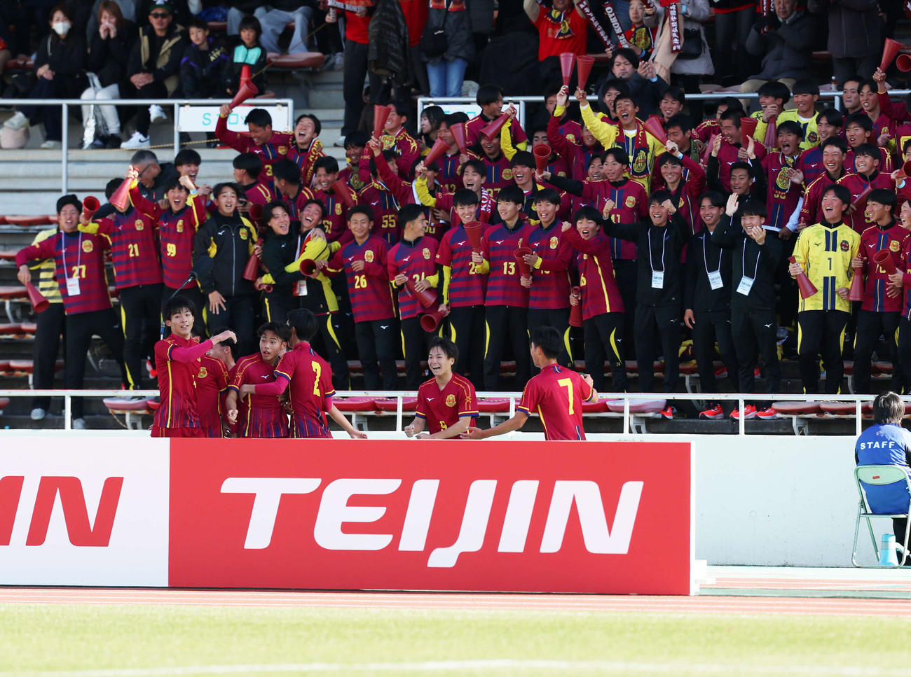 前橋育英対神戸弘陵　前半、先制ゴールを決めた神戸弘陵・池（下左から2人目）と喜ぶ神戸弘陵イレブン（撮影・増田悦実）