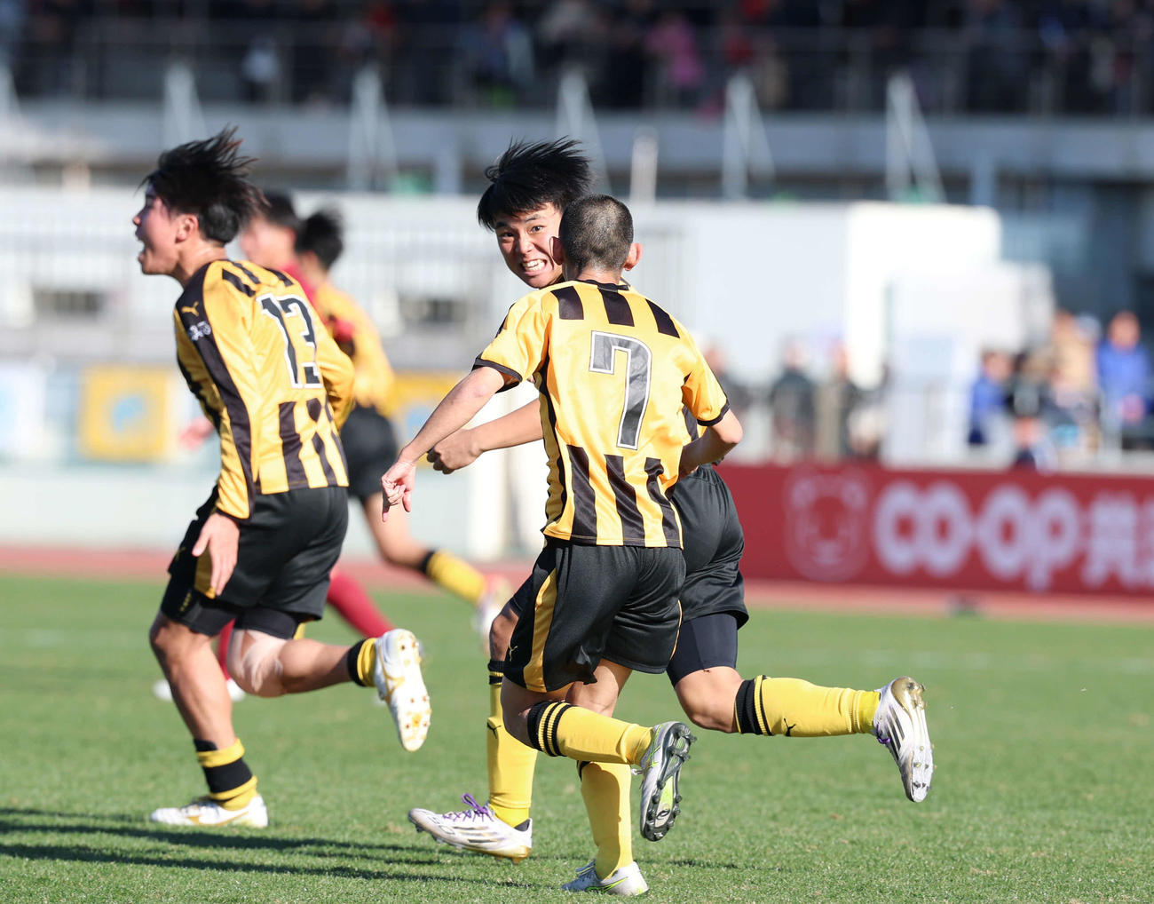 前橋育英対神戸弘陵　後半、ゴールを決め喜ぶ前橋育英・関（中央奥）（撮影・増田悦実）