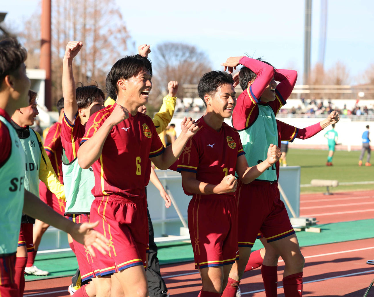 前橋育英対神戸弘陵　前橋育英に勝利し笑顔で応援席にあいさつへ向かう神戸弘陵イレブン（撮影・増田悦実）