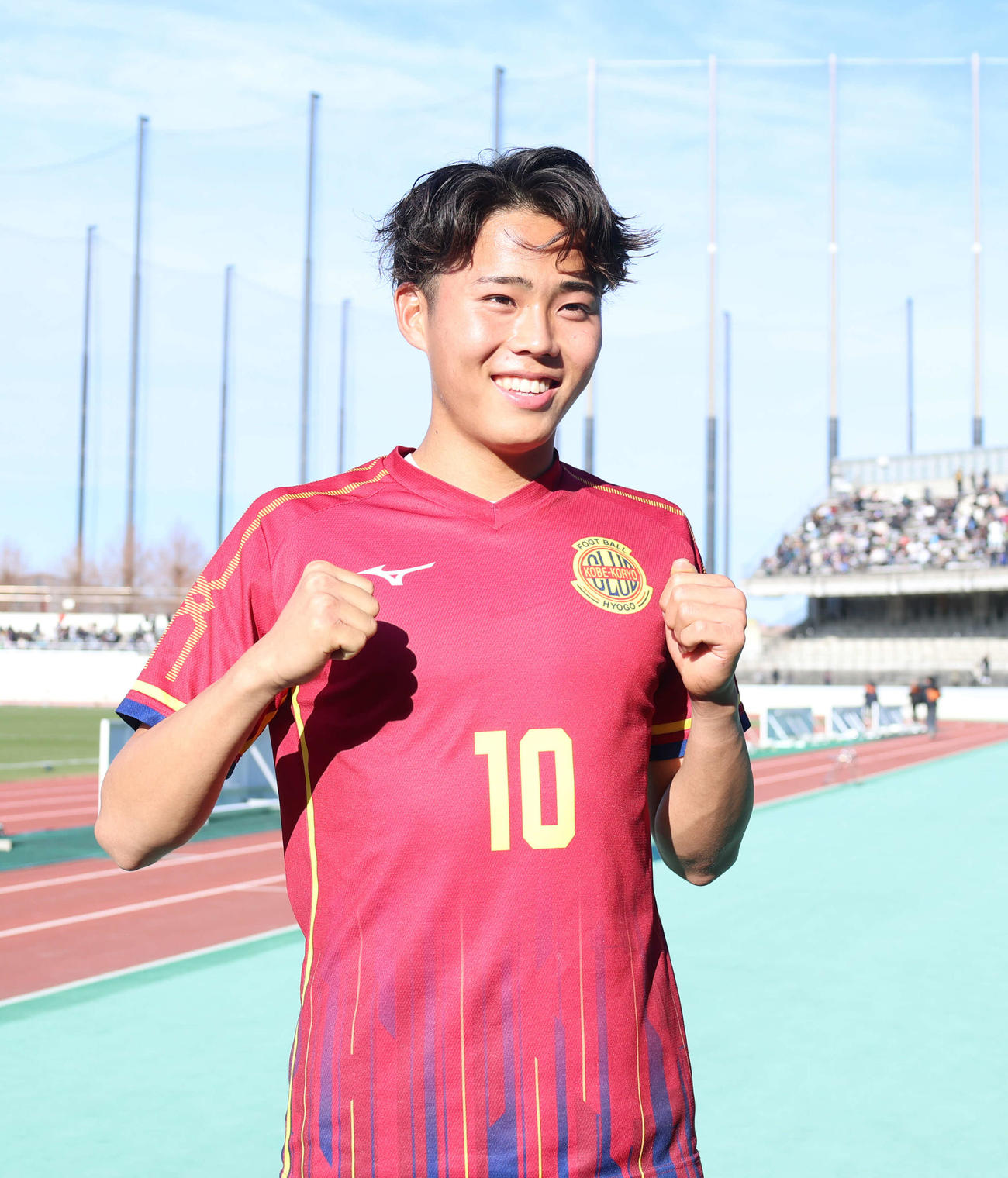 前橋育英対神戸弘陵　2本のシュートを決めた神戸弘陵・池は笑顔でガッツポーズをする（撮影・増田悦実）