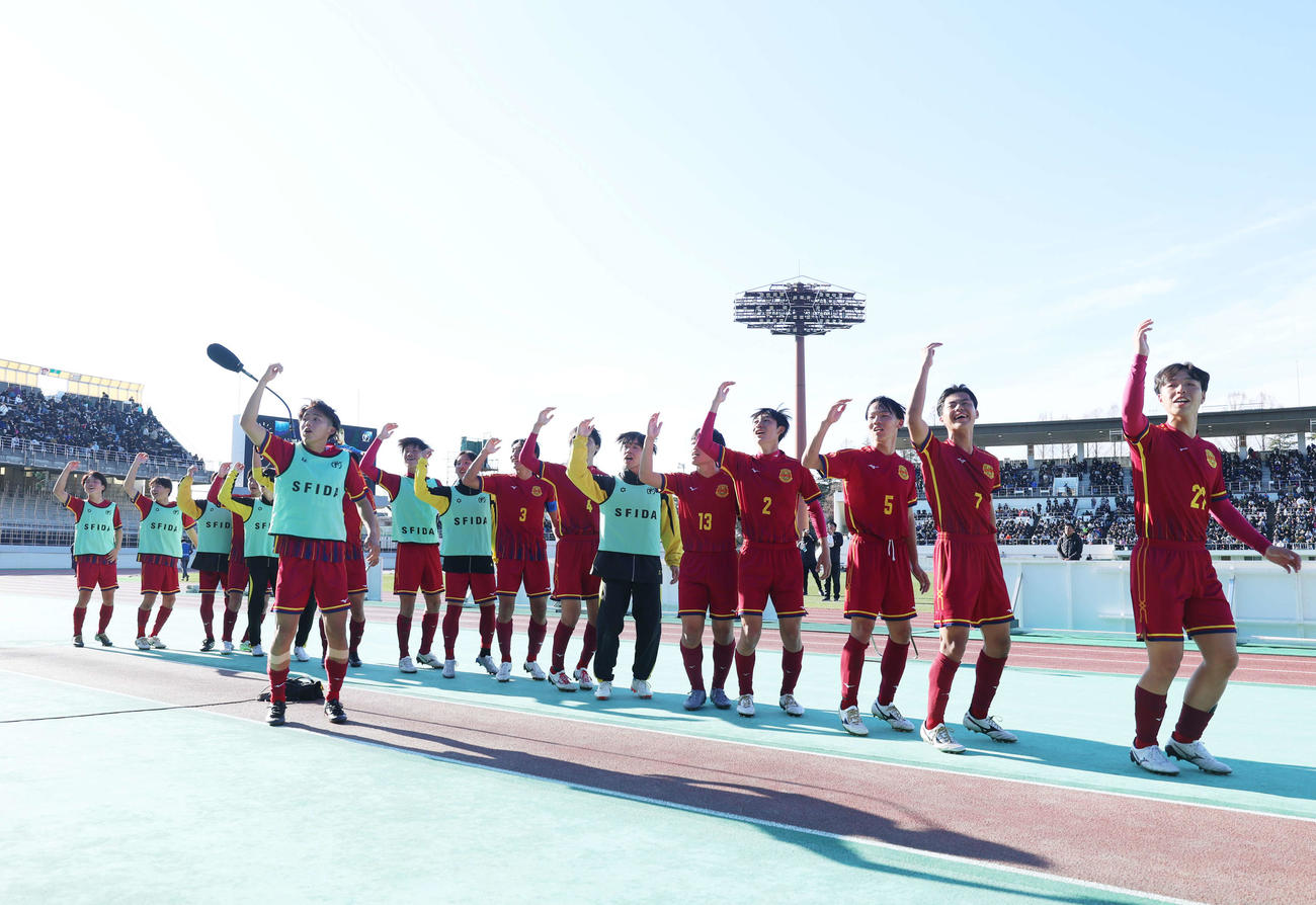 前橋育英対神戸弘陵　前橋育英に勝利し喜びの歌を歌う神戸弘陵イレブン（撮影・増田悦実）