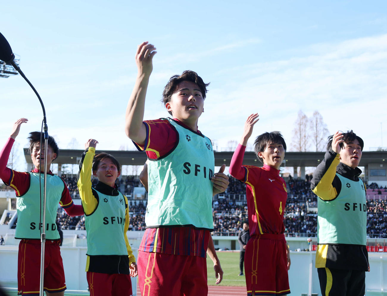 前橋育英対神戸弘陵　前橋育英に勝利し喜びの歌を歌う池壱樹（手前）ら神戸弘陵イレブン（撮影・増田悦実）