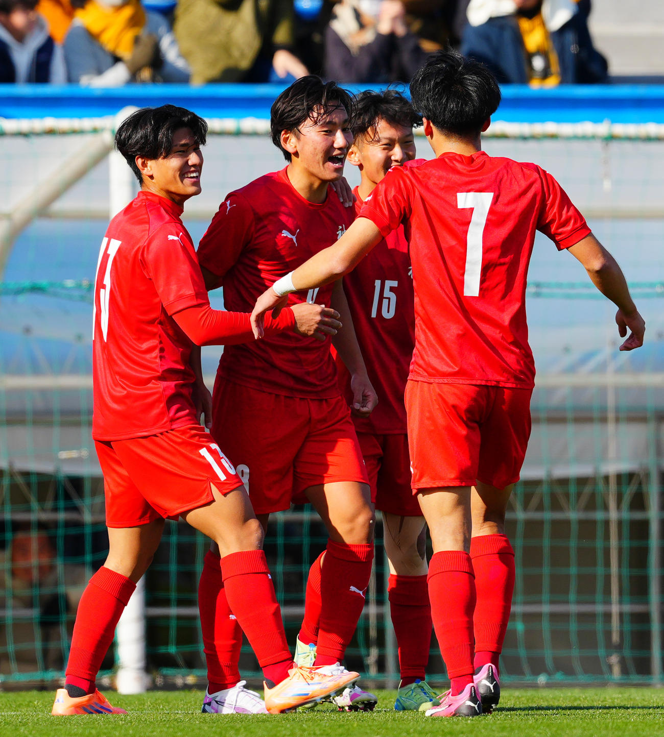 東海学園対神村学園　前半、チーム3点目のゴールを決め喜ぶ神村学園・荒木（左から2人目）（撮影・垰建太）