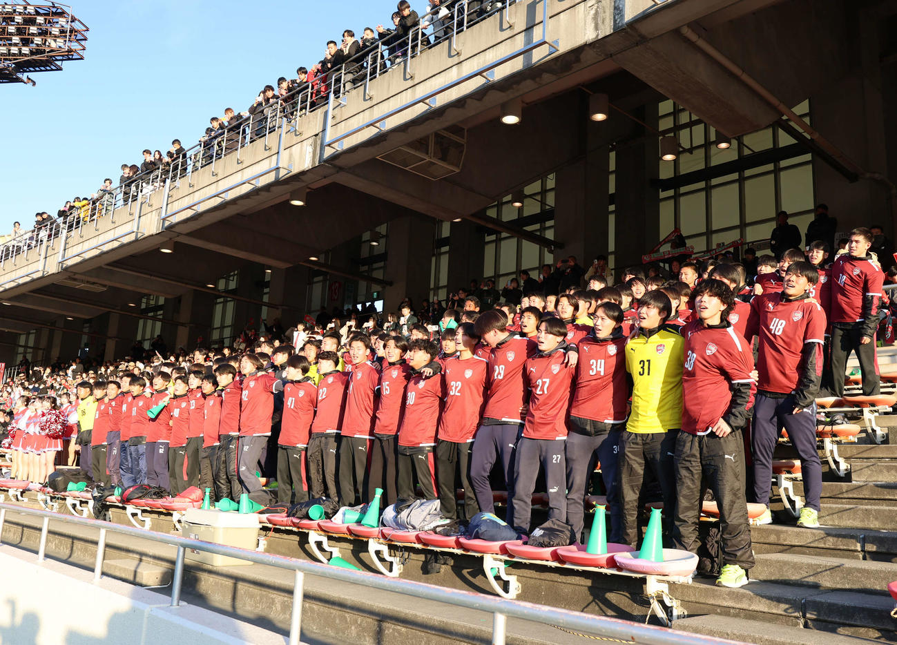 尚志対山梨学院　山梨学院に勝利し喜びの歌を歌う尚志の応援席（撮影・増田悦実）