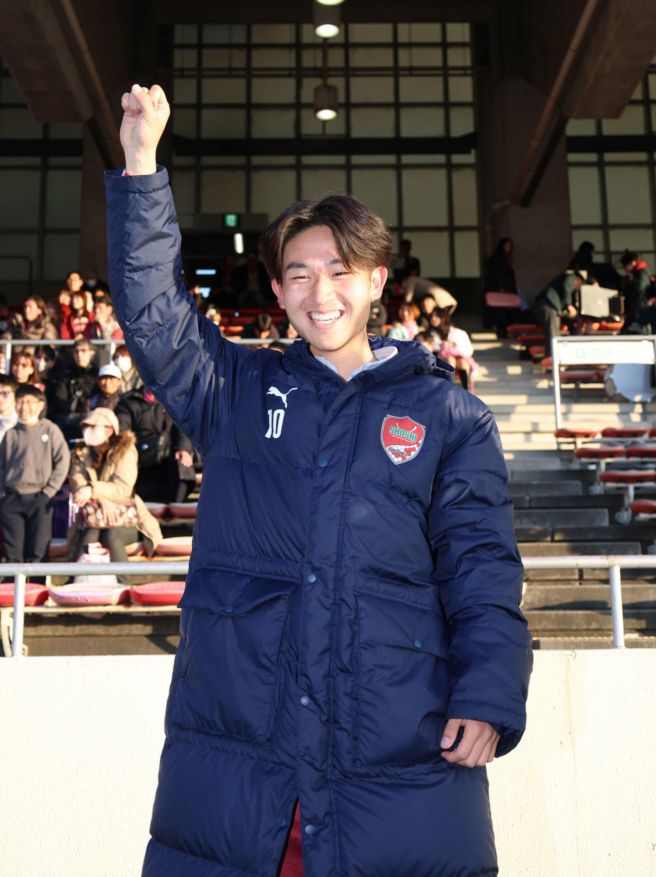 尚志対山梨学院　山梨学院に勝利し笑顔でガッツポーズを突き上げる尚志・田上（撮影・増田悦実）