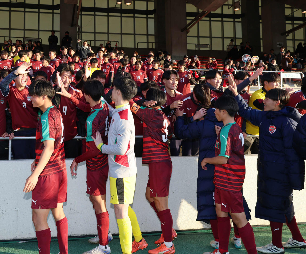 権　尚志対山梨学院　山梨学院に勝利し応援席の選手と喜び合う尚志イレブン（撮影・増田悦実）