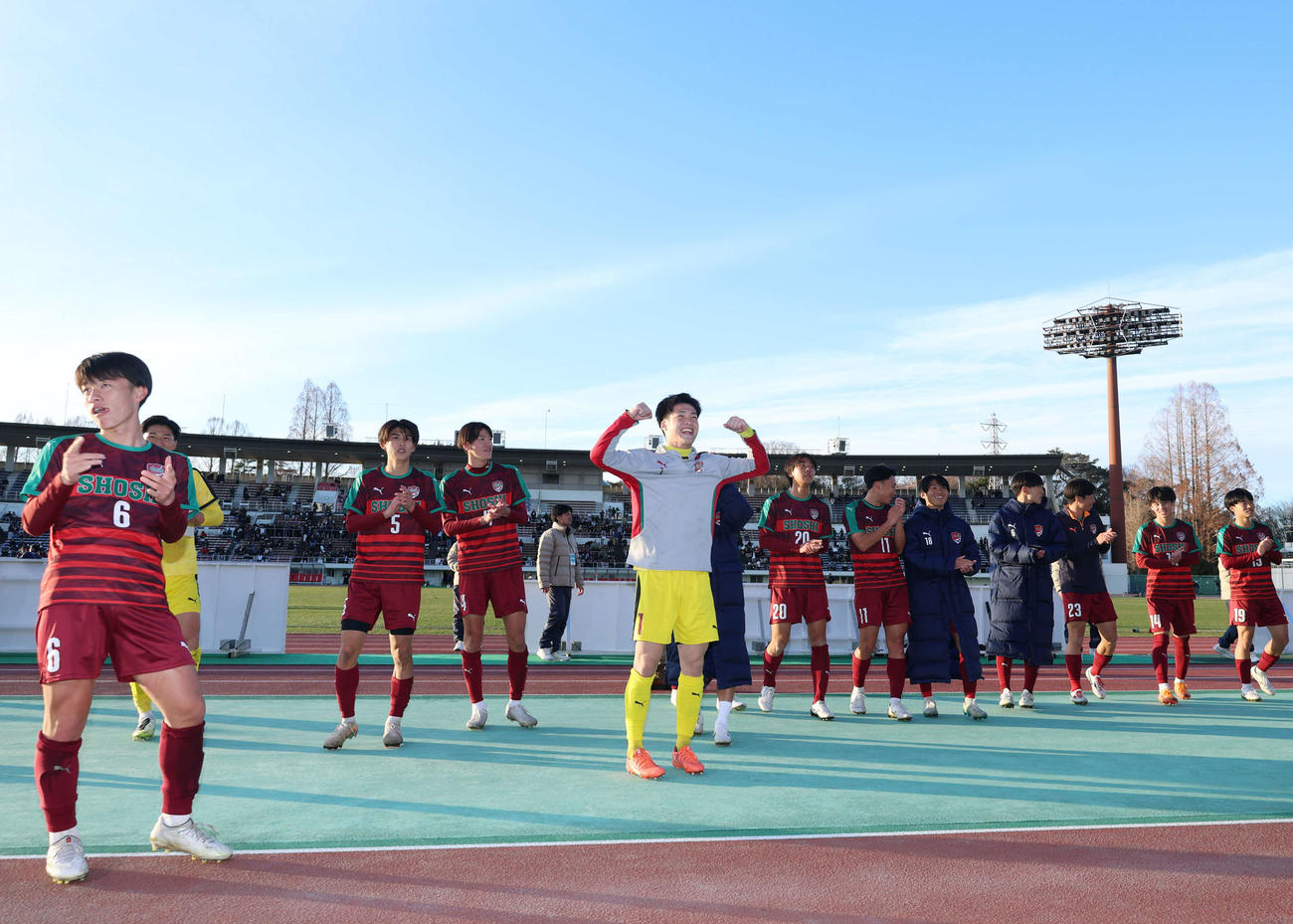 尚志対山梨学院　山梨学院に勝利し笑顔で応援席にあいさつへ向かう尚志イレブン（撮影・増田悦実）