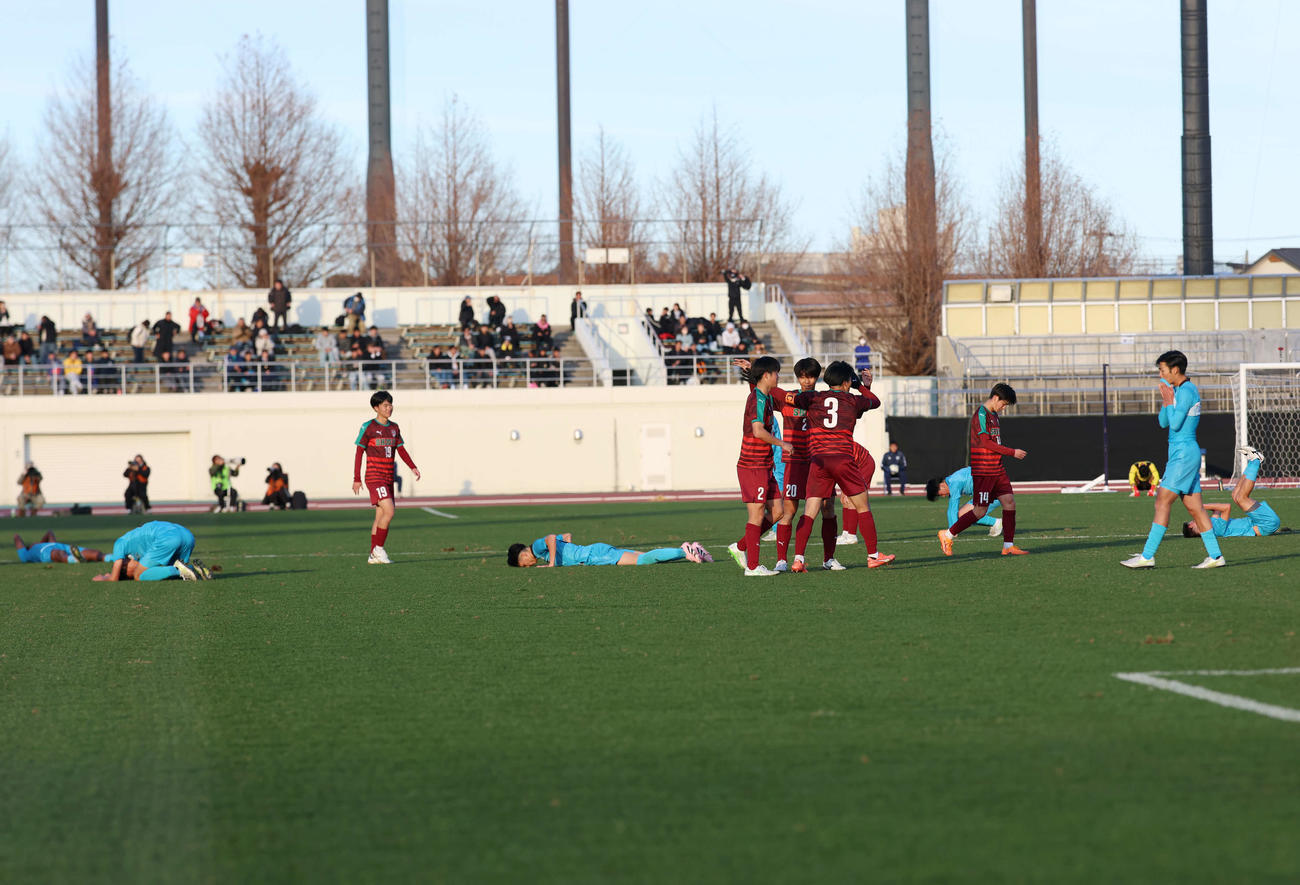 尚志対山梨学院　試合が終了し勝利し喜ぶ尚志イレブンと崩れ落ちる山梨学院イレブン（撮影・増田悦実）