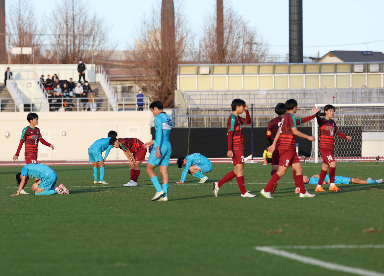 尚志対山梨学院　試合が終了し崩れ落ちる山梨学院イレブン（撮影・増田悦実）