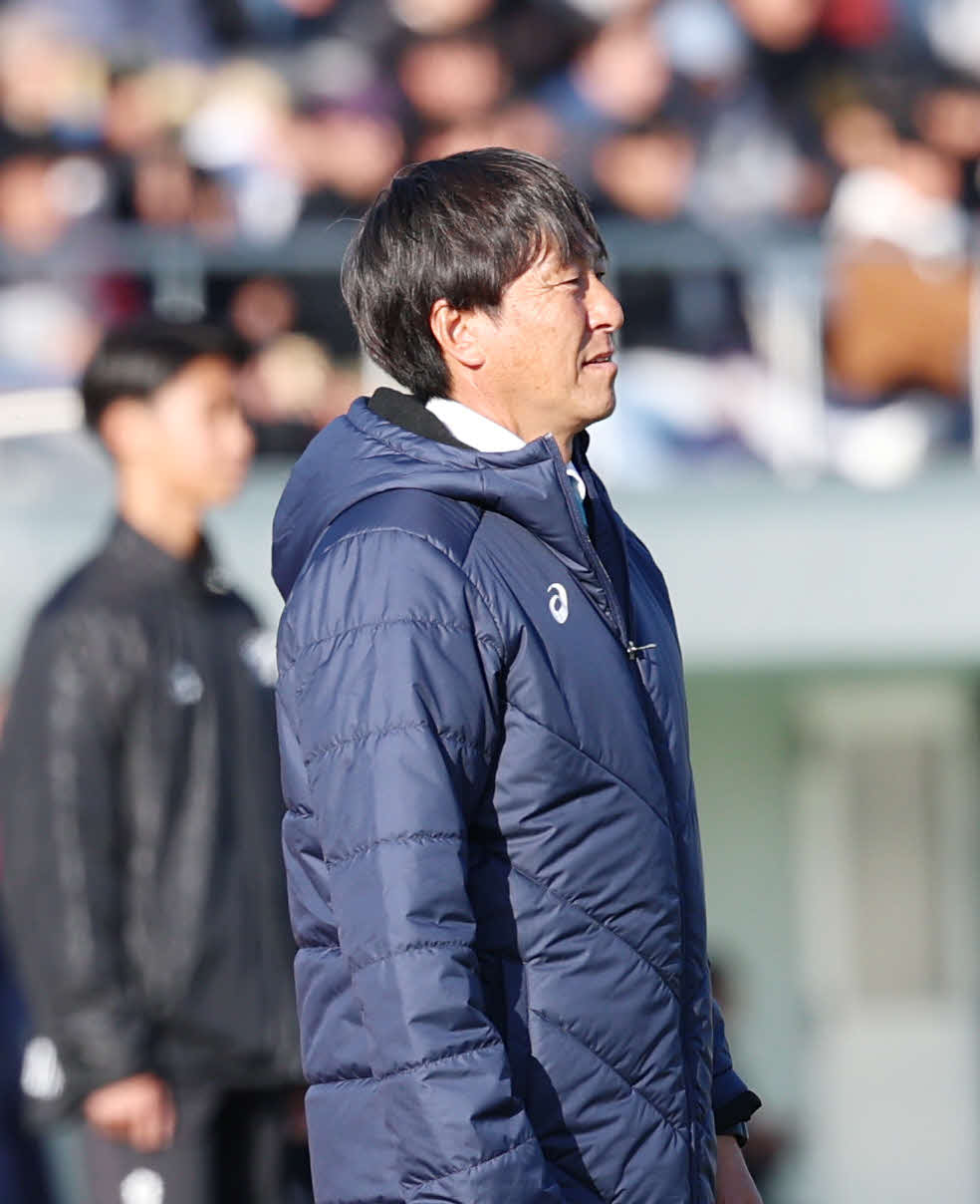 尚志対山梨学院　試合を見守る山梨学院・大場監督（撮影・増田悦実）
