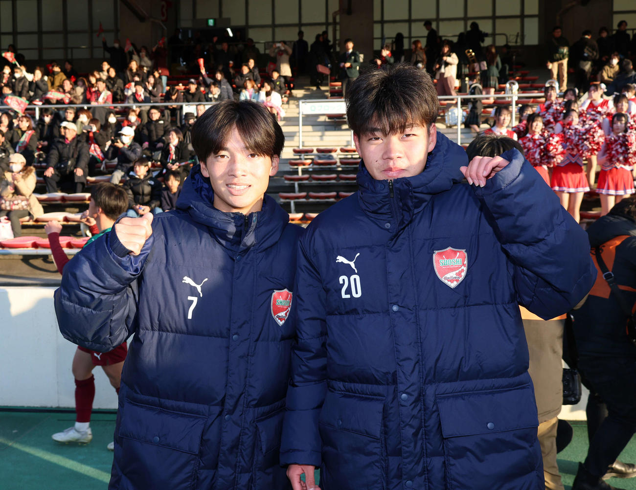 尚志対山梨学院　山梨学院に勝利し笑顔でガッツポーズをする尚志・臼井（左）と迫田（撮影・増田悦実）