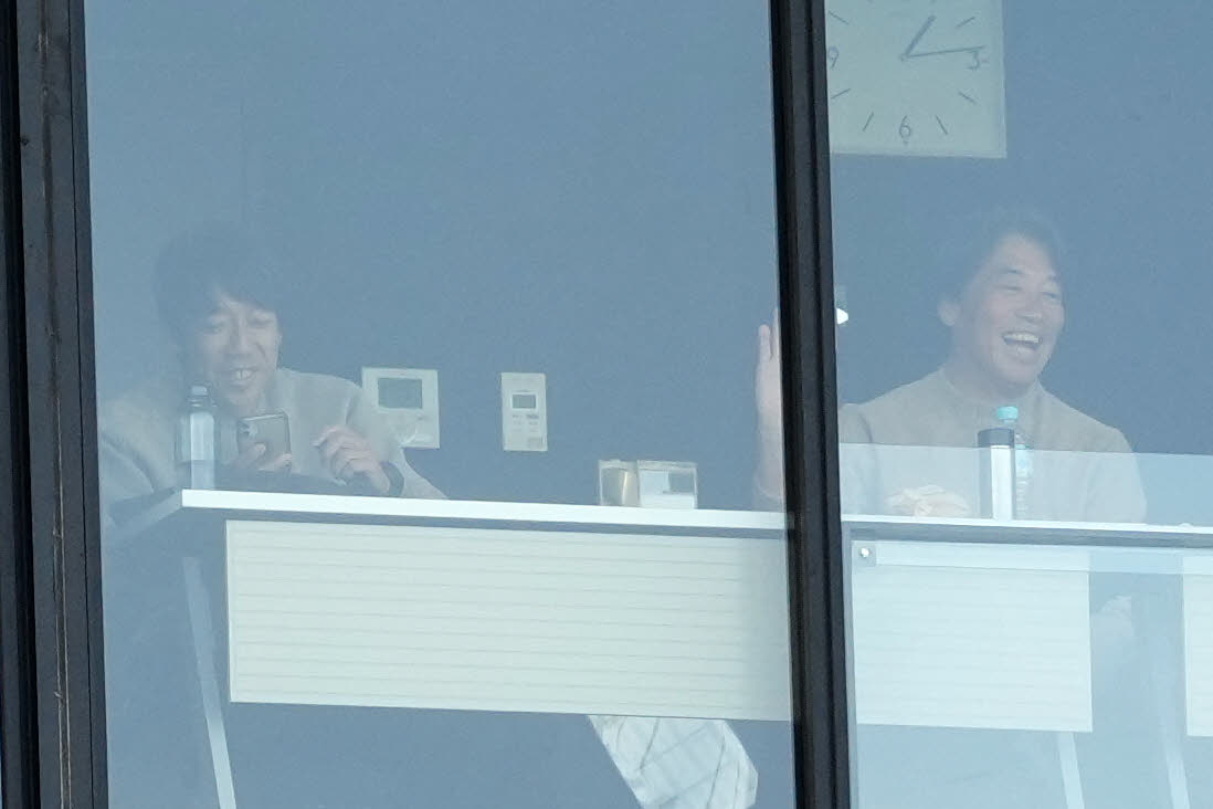 岡山学芸館対日大藤沢　後半、PKで日大藤沢が先制し、笑顔を見せる中村の父憲剛氏（左）。右は中西氏（撮影・江口和貴）